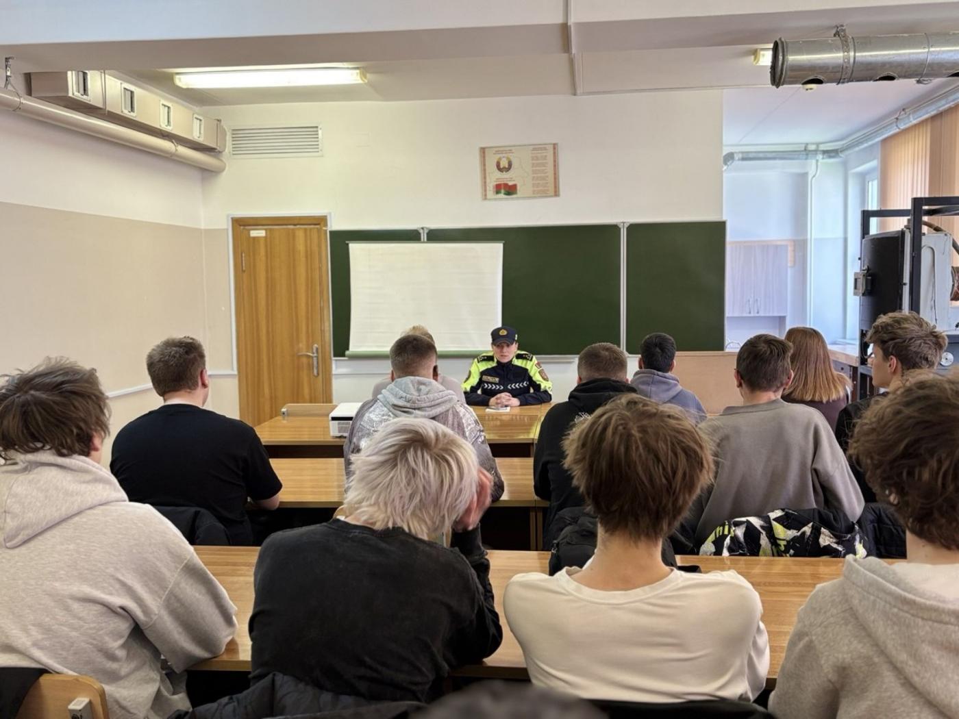 Безопасность на дорогах и перспективы службы в органах. Студенты ИПФ встретились с представителем ГАИ